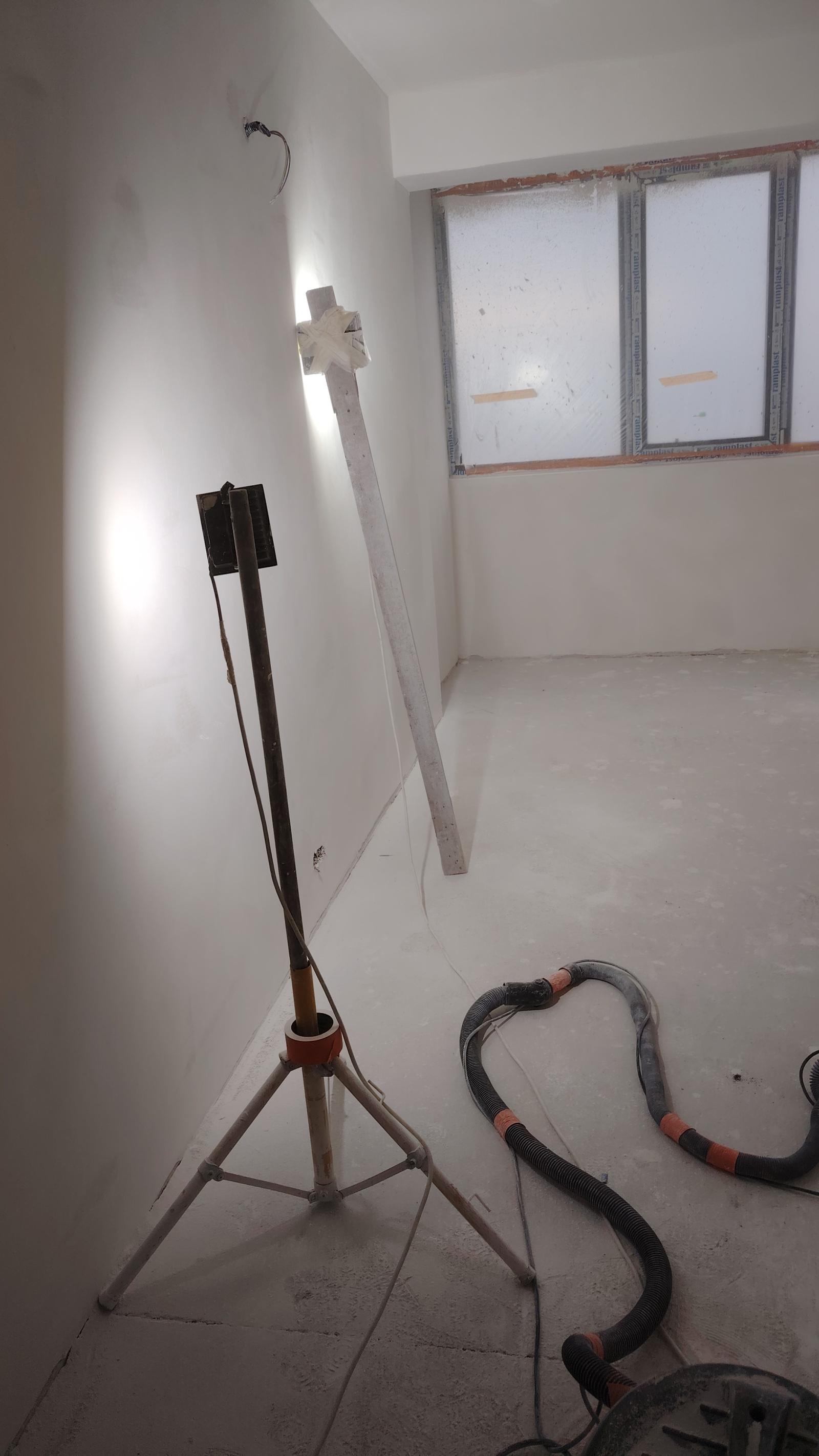 Prestez servicii interioare și exterioare construcții.